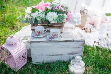 Kızıl saçlı kız beyaz elbise gülümser buğday dolu bir alanda hoş bir gülümsemeniz