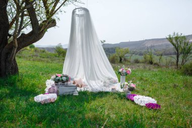 Kızıl saçlı kız beyaz elbise gülümser buğday dolu bir alanda hoş bir gülümsemeniz