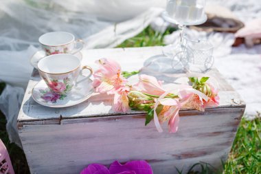 Bir küçük şirin çocuk köşesi alanında bir ağaç gölgesi altında açık havada.