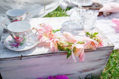 Bir küçük şirin çocuk köşesi alanında bir ağaç gölgesi altında açık havada.