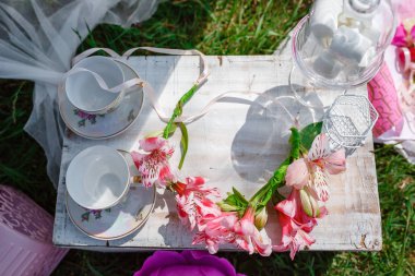 Bir küçük şirin çocuk köşesi alanında bir ağaç gölgesi altında açık havada.