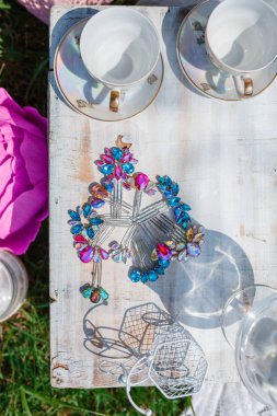 Bir küçük şirin çocuk köşesi alanında bir ağaç gölgesi altında açık havada.