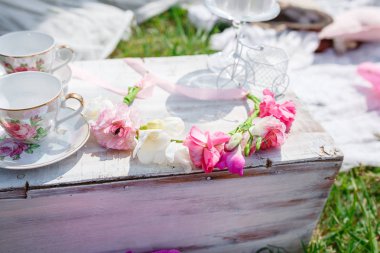 Bir küçük şirin çocuk köşesi alanında bir ağaç gölgesi altında açık havada.