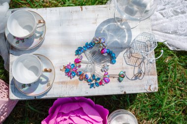 Bir küçük şirin çocuk köşesi alanında bir ağaç gölgesi altında açık havada.