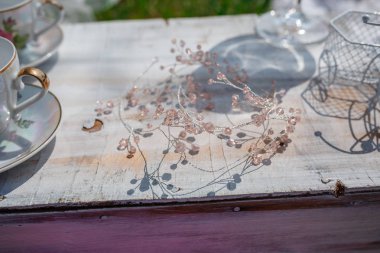 Bir küçük şirin çocuk köşesi alanında bir ağaç gölgesi altında açık havada.