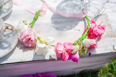 Bir küçük şirin çocuk köşesi alanında bir ağaç gölgesi altında açık havada.