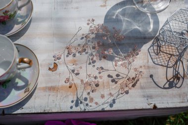 Bir küçük şirin çocuk köşesi alanında bir ağaç gölgesi altında açık havada.