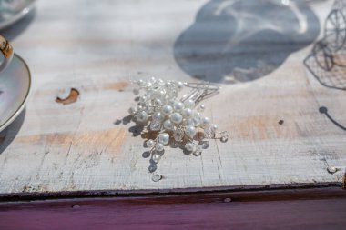 Bir küçük şirin çocuk köşesi alanında bir ağaç gölgesi altında açık havada.