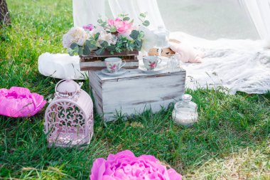 Bir küçük şirin çocuk köşesi alanında bir ağaç gölgesi altında açık havada.