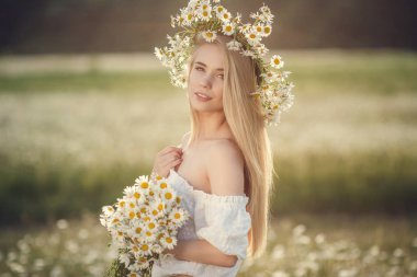 güzel kadın zevk papatya alan