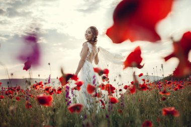 haşhaş alanında bulunan beyaz elbise güzellik kadın