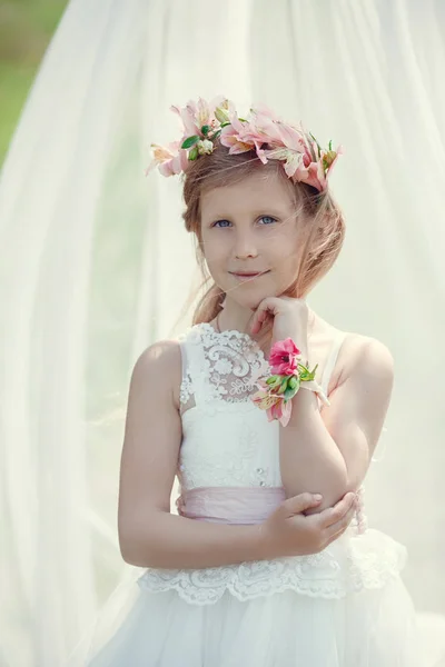 A small blonde European girl in a beautiful dress poses near the scenery in the field. — Stock Photo, Image