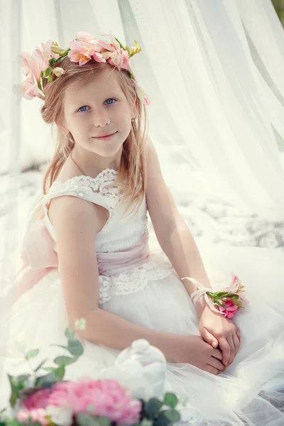 A small blonde European girl in a beautiful dress poses near the scenery in the field. — Stock Photo, Image