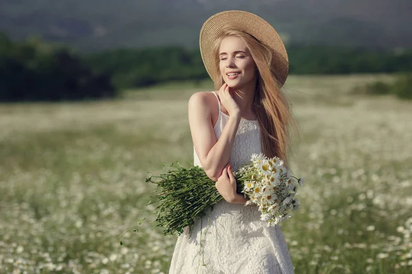 Mulher bonita desfrutando de campo de margarida — Fotografia de Stock