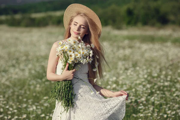 Mulher bonita desfrutando de campo de margarida — Fotografia de Stock