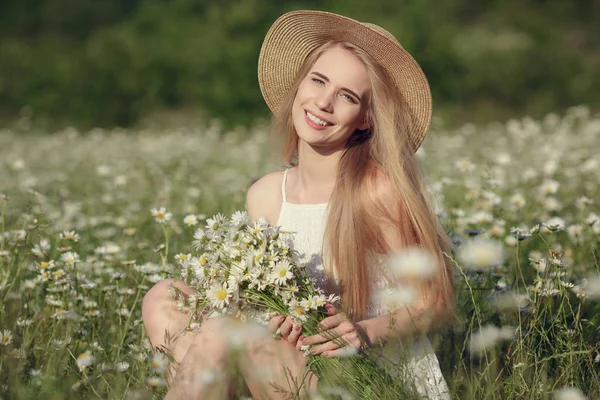 Hermosa mujer disfrutando del campo de margaritas — Foto de Stock