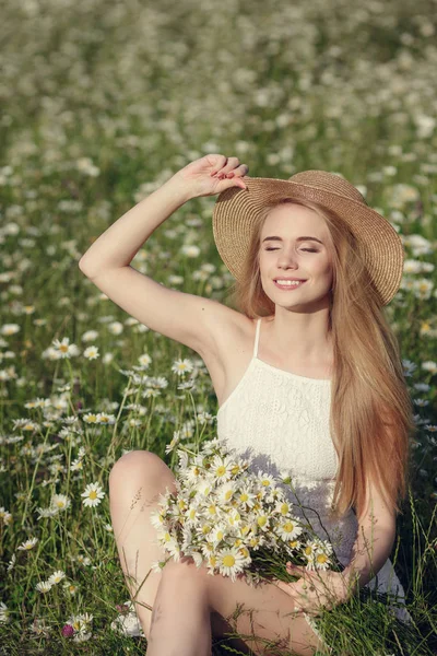 Gyönyörű nő élvezi daisy mező — Stock Fotó