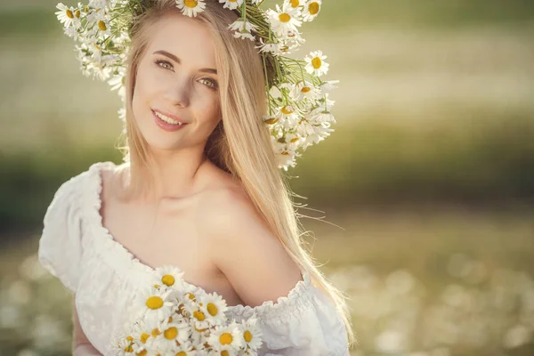 Vacker kvinna njuter daisy fältet — Stockfoto