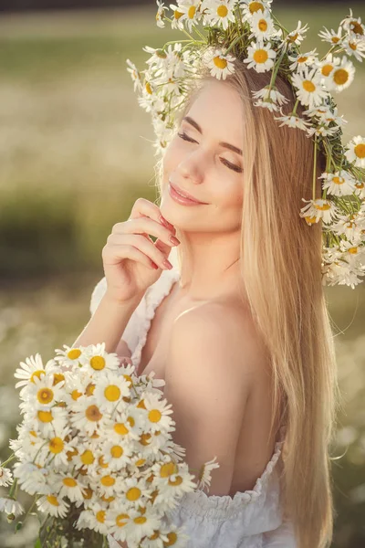 Vacker kvinna njuter daisy fältet — Stockfoto