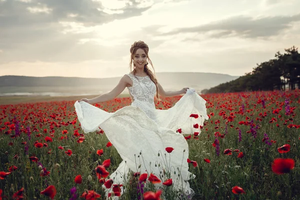 Mulher de beleza no campo de papoula em vestido branco — Fotografia de Stock