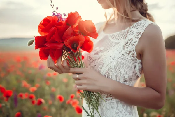 Красотка в маковом поле в белом платье — стоковое фото