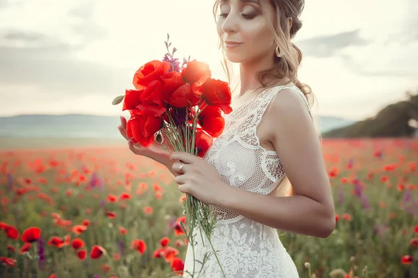Schönheit Frau in Mohnfeld in weißem Kleid — Stockfoto