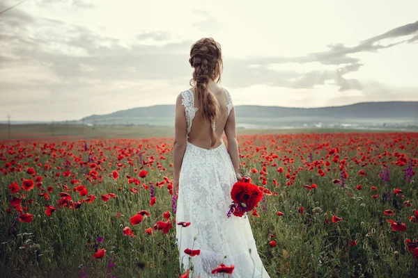 Красотка в маковом поле в белом платье — стоковое фото