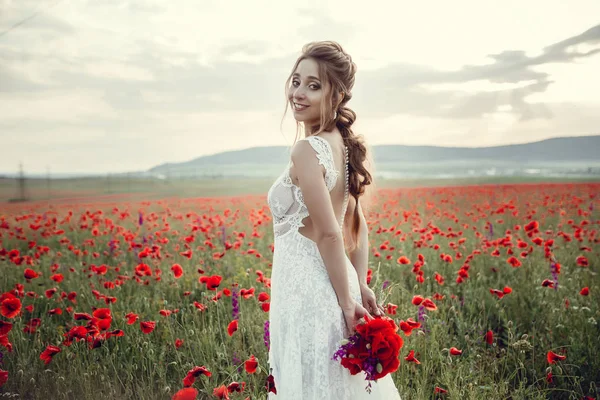 Beauty woman in poppy field in white dress — Stock Photo, Image