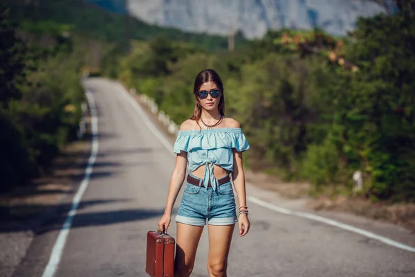 Junge schöne asiatische Frau im Hippie-Stil. — Stockfoto