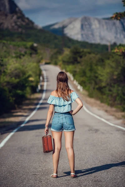 Hippi tarzı genç güzel Asyalı kadın.