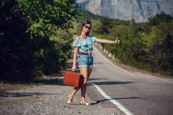 Junge schöne asiatische Frau im Hippie-Stil. — Stockfoto