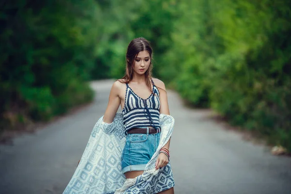 Joven hermosa mujer asiática en estilo hippy . — Foto de Stock