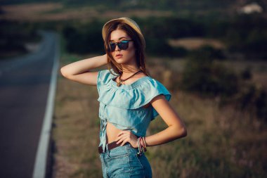 Hippi tarzı genç güzel Asyalı kadın.