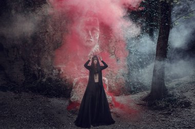 Soluk tenli siyah bir elbise ve siyah crownk güzel bir kadın. Gotik bak. Cadılar Bayramı için kıyafet.