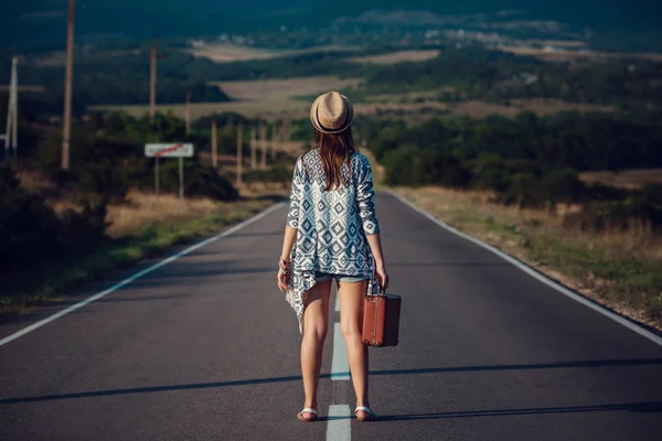 Jovem bela mulher asiática em estilo hippy . — Fotografia de Stock