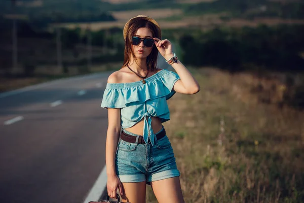 Junge schöne asiatische Frau im Hippie-Stil. — Stockfoto
