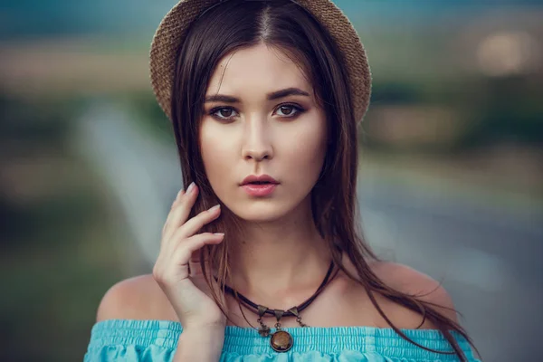 Ung vacker asiatisk kvinna i hippie stil. — Stockfoto