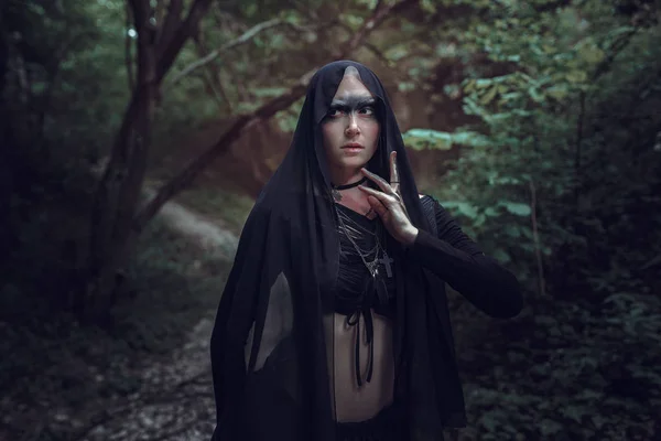 穿着黑色礼服的令人难以置信的迷人女孩背景是梦幻般的秋季。艺术摄影. — 图库照片
