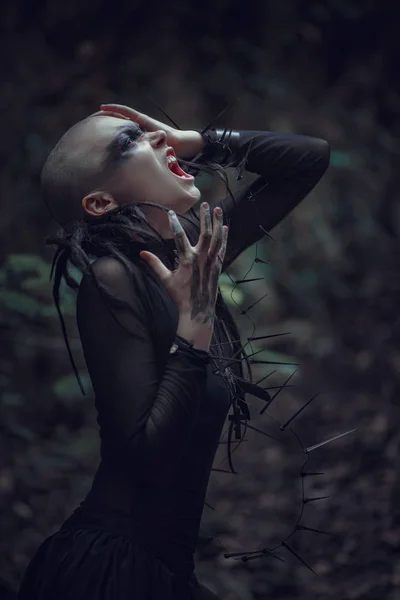 Increíble chica impresionante en un vestido negro. El fondo es fantástico otoño. Fotografía artística . — Foto de Stock