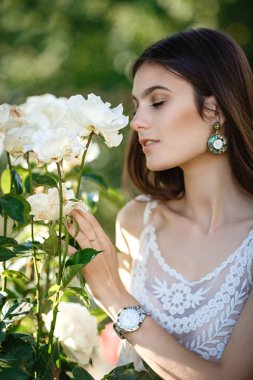 Yeşiller içinde taze yaz kız portre