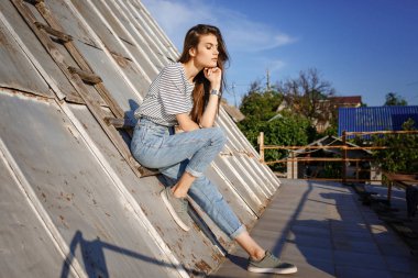 sökülen t-shirt oturuşta giyen genç kadın