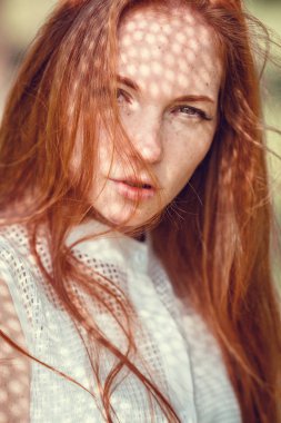 Portre çekici genç bir kadın açık.