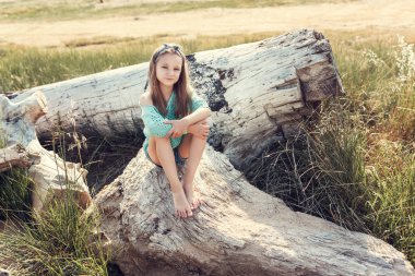 Sevimli küçük kız deniz kenarında sahilde rahatlatıcı