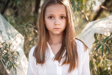 Sarışın saçlı güzel küçük kız,