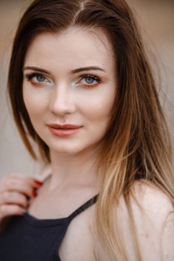 Deniz kenarında beyaz giyim serinletici kadın