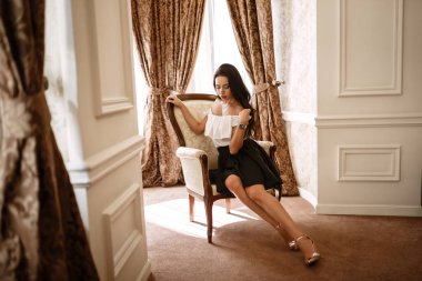 Lüks iç çekici esmer.