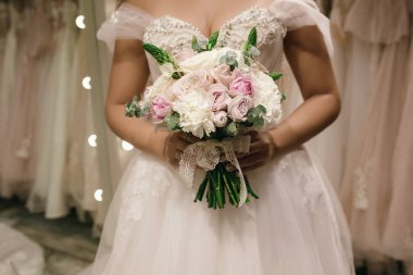 O giymek gelin tarafından beyaz holding buket düğün Salonu, gelinlik