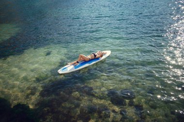 Genç Çekici Kadın Mavi Sularda Yemek Yiyor