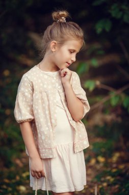 İki mutlu küçük kız kardeş güzel parkta aşk ve sarılmak