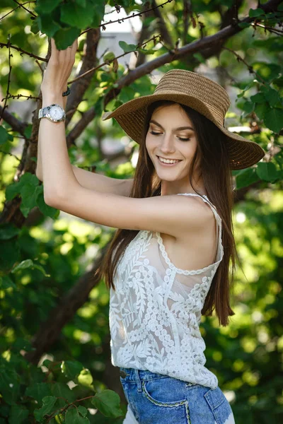 Il fresco estate ragazza ritratto in verdi — Foto Stock